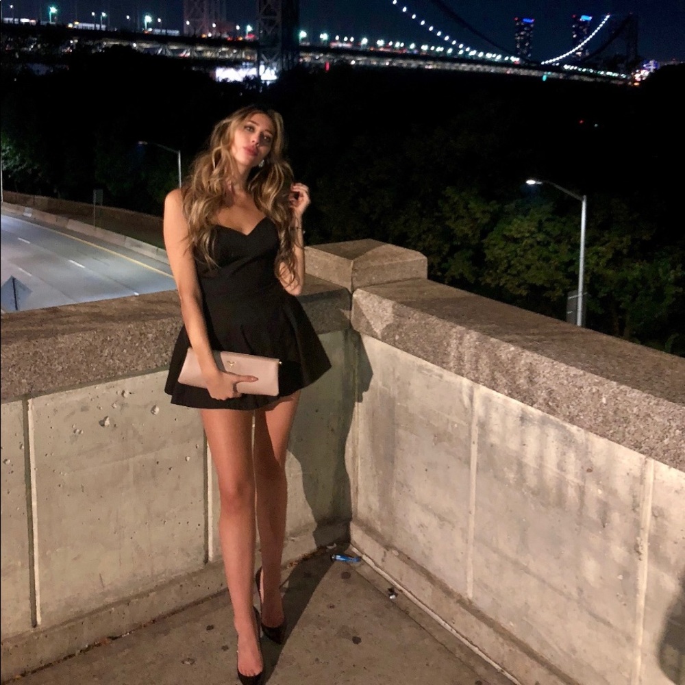 Stunning little black dress 😍